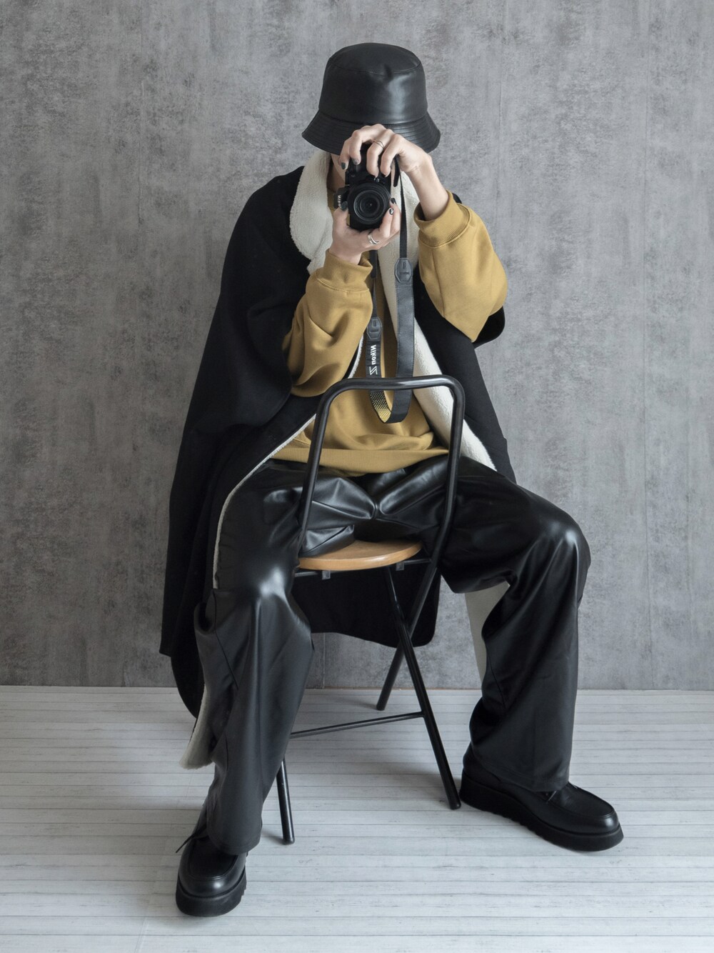 「クリスマスに着たい服、ポンチョ、レザー、レザーパンツ、バケットハット、ビッグシルエット、レイヤードスタイル、ワイドパンツ、厚底シューズ、休日スタイル、休日コーデ、モード」｜「iisyのiisy / ワンポイントロゴ クルーネックスウェット（スウェット、イエロー系）」を使った、まささん（メンズ・178cm）の冬コーディネートの1枚目の写真