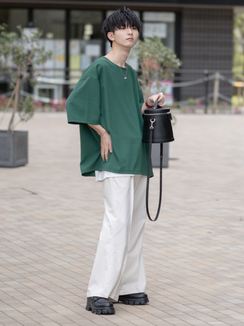 「夏コーデ、白パンツ、夏だ！Tシャツ着よう！、フレアパンツ、ワイドパンツ、ローファー、シンプルコーデ、カラーTシャツ、バニティバッグ、ミニバッグ、大学生、厚底シューズ、ビッグシルエット、ゆるコーデ、レイヤードスタイル」｜「ETELIOのドライカルゼ裾ドローコードプルオーバー（Tシャツ/カットソー、グリーン系）」を使った、まささん（メンズ・178cm）の夏コーディネートの1枚目の写真