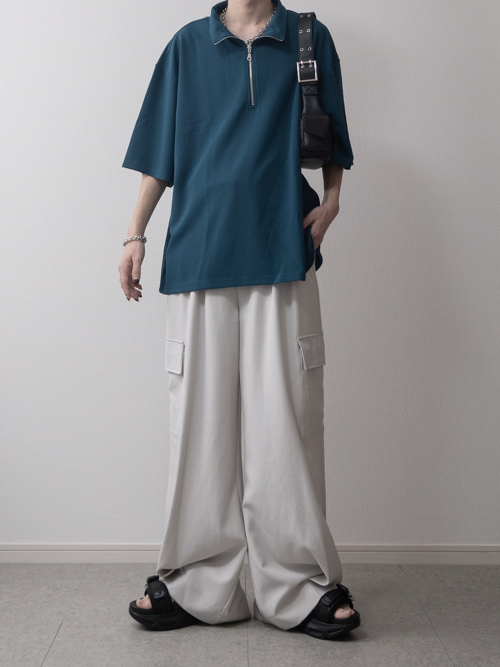 「ハーフジップ、カーゴパンツ、ビッグシルエット、ワイドパンツ、厚底サンダル、厚底シューズ、ショルダーバッグ」｜「ETELIOの梨地ハーフジップ 半袖プルオーバー（Tシャツ/カットソー、ブルー系）」を使った、まささん（メンズ・178cm）の夏コーディネートの1枚目の写真