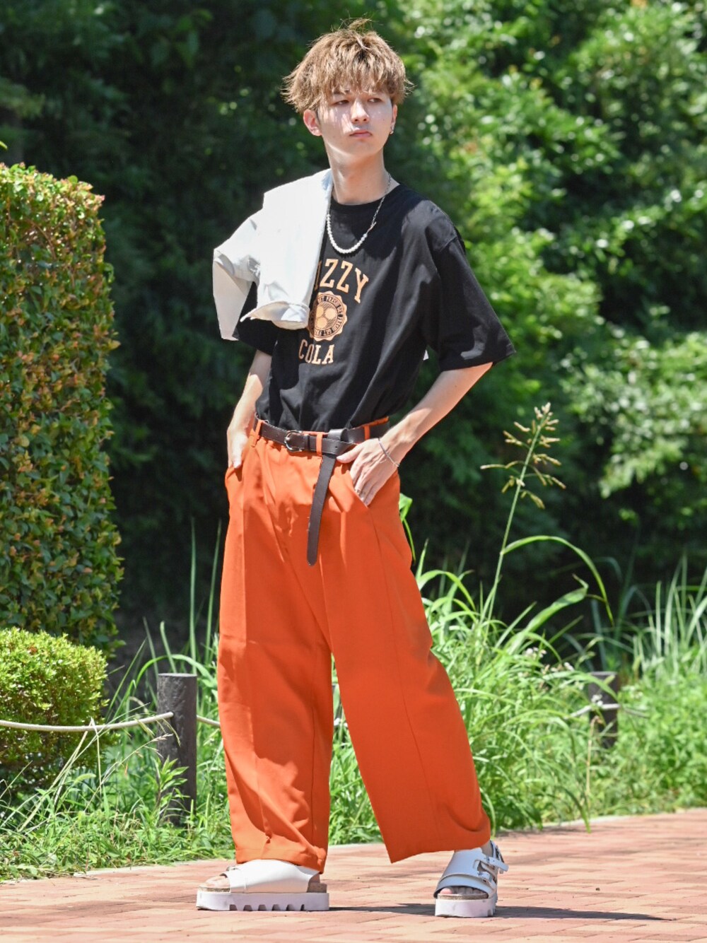 「カラーパンツ、厚底サンダル、サンダル、タックイン、大学生、プリントT、シャツスタイル、ワイドパンツ、夏コーデ、ストリート」｜「RAGEBLUEの＜店舗限定＞センタープレスタック/カラーワイドルーズパンツ/950025（スラックス、オレンジ系）」を使った、まささん（メンズ・178cm）の夏コーディネートの1枚目の写真