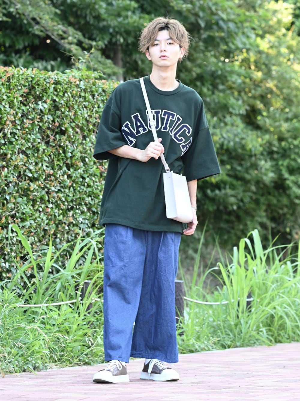 「夏コーデ、ゆるコーデ、デニムパンツ、ワイドパンツ、大学生、ロゴT、ビッグT、グリーン、厚底シューズ、ショルダーバッグ」｜「act'mのベーシック キャンバススニーカー（スニーカー、ベージュ系）」を使った、まささん（メンズ・178cm）の夏コーディネートの1枚目の写真