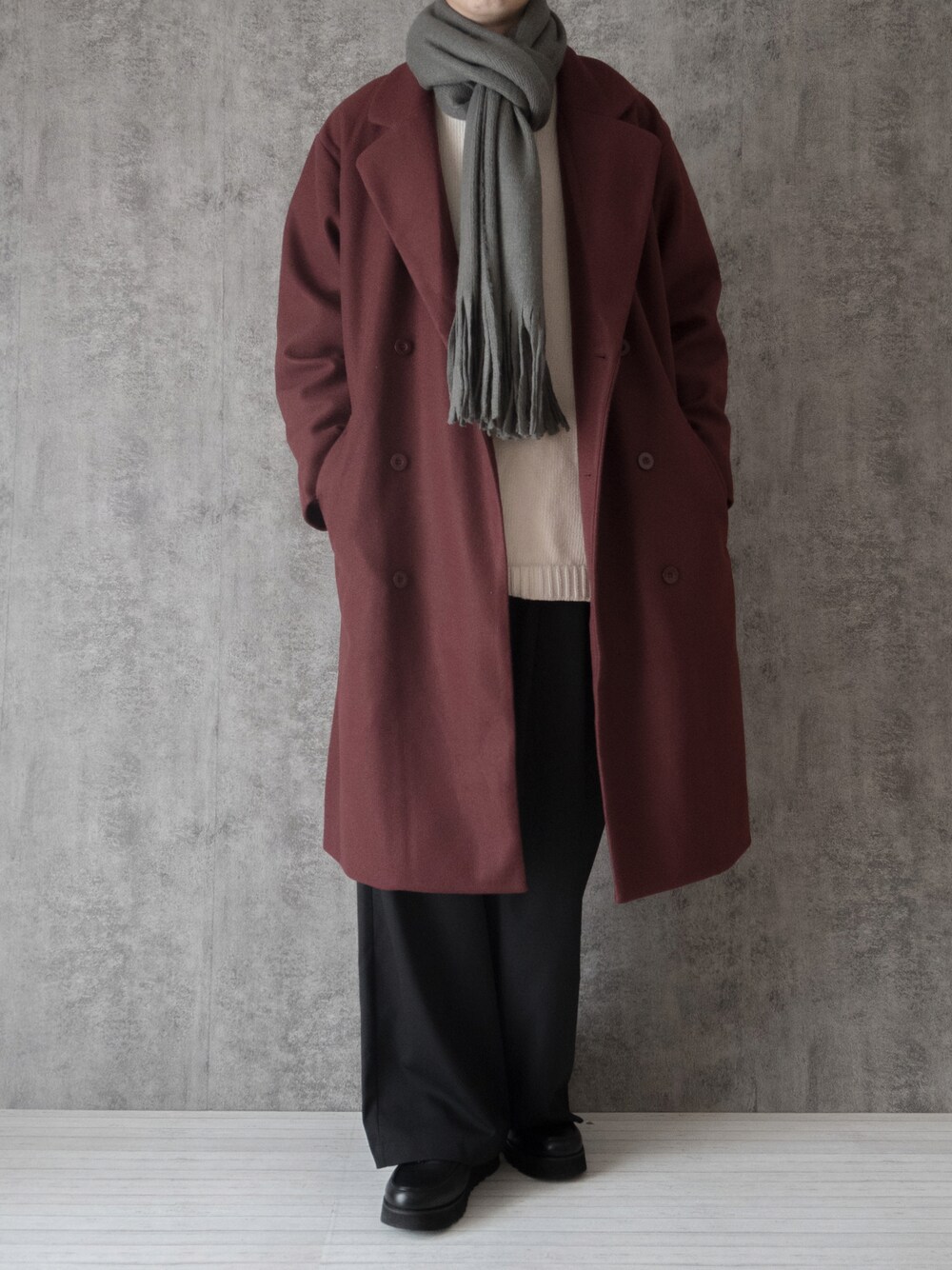 「WEARハロウィン2022、ワインレッド、クリスマスに着たい服、クリスマス、ロングコート、トレンチコート、ETELIO、ビッグシルエット、ニット、ワイドパンツ、秋冬コーデ、プチプラ、大学生、マフラー、マフラーぐるぐる」｜「ETELIOのビッグシルエットメルトンダブルチェスターコート（チェスターコート、レッド系）」を使った、まささん（メンズ・178cm）の秋コーディネートの1枚目の写真