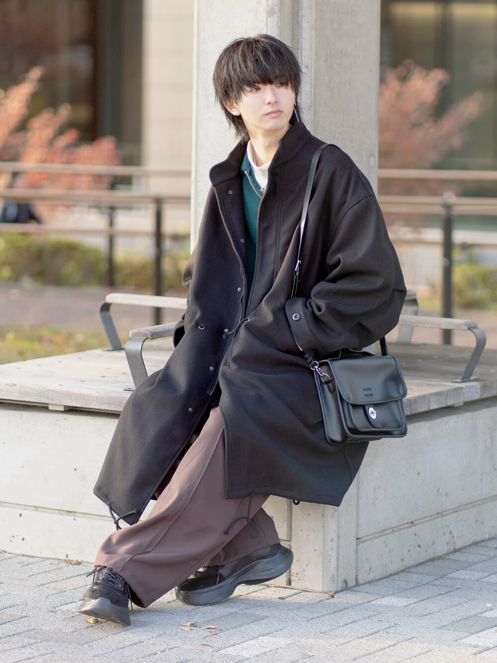 「新星WEARISTAにエントリー、WEARyouthコーデ、カーゴパンツ、モッズコート、レイヤードスタイル、ハーフジップ、ショルダーバッグ、厚底シューズ、マイベストコーデ2023、クリスマスに着たい服、きれいめカジュアル、グリーン、おでかけコーデ、大学生、ビッグシルエット」｜「ETELIOのビッグシルエットメルトンM-65ロングモッズコート（モッズコート、ブラック系）」を使った、まささん（メンズ・178cm）の冬コーディネートの1枚目の写真