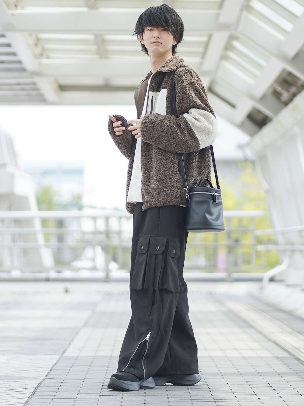 「ファッションを楽しもう、WEARyouthコーデ、ボアジャケット、ボア、レイヤードスタイル、マイベストコーデ2023、クリスマスに着たい服、ブラウン、ショルダーバッグ、プチプラ、プチプラコーデ、ビッグシルエット、ETELIO、ニット、冬アウター」｜「ETELIOのルーズシルエットモールヤーンクルーネックニット（ニット/セーター、ホワイト系）」を使った、まささん（メンズ・178cm）の秋コーディネートの1枚目の写真