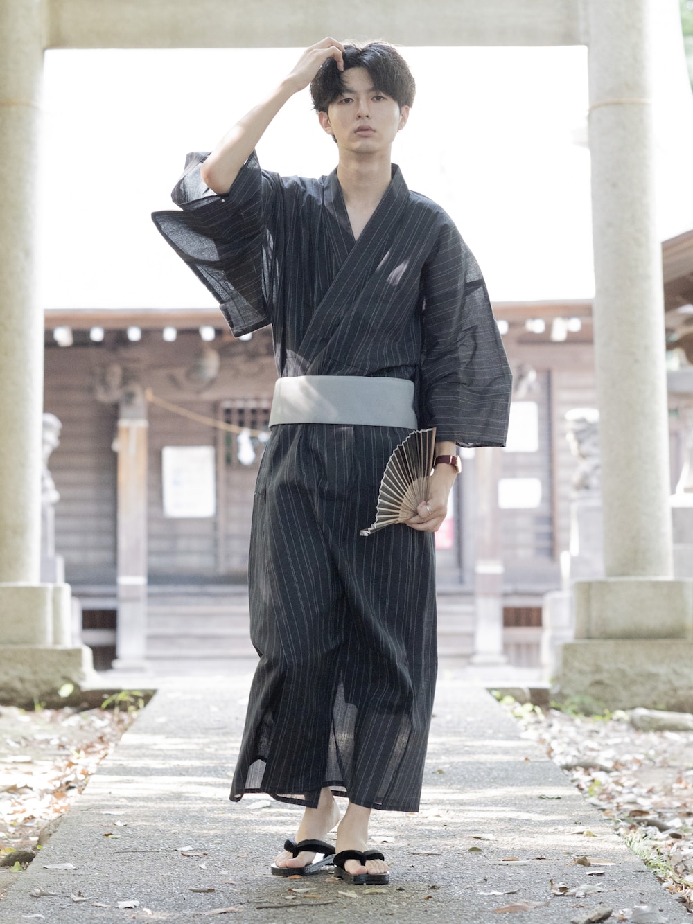 「夏映え浴衣コーデ、浴衣、浴衣男子、神社、扇子、夏コーデ、大学生、プチプラ、プチプラコーデ」｜「Craft Nicholsonの【 4点セット 】浴衣（ 浴衣 ＋ 帯 ＋ 下駄 ＋ 扇子 ）（浴衣、ブラック系）」を使った、まささん（メンズ・178cm）の夏コーディネートの1枚目の写真