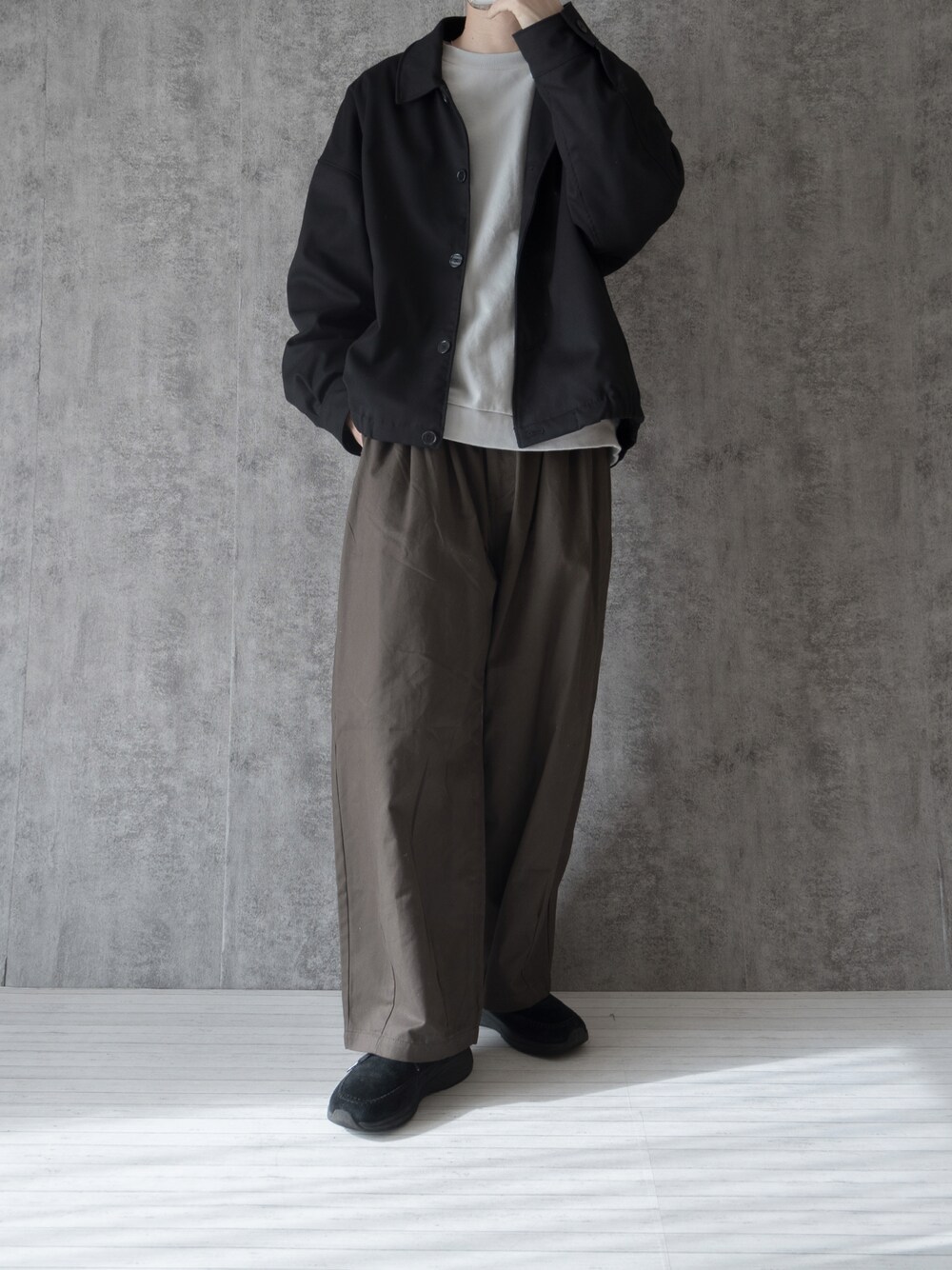 「ブルゾン、レイヤードスタイル、休日コーデ、休日スタイル、RUUBON、ビッグシルエット、オーバーサイズ、ワイドパンツ、チノパン、スウェット、プチプラ、プチプラコーデ、大学生、シンプルコーデ、ゆるコーデ」｜「RUUBONの【RUUBON】stretch twill short blouson / ストレッチツイル ショートブルゾン（ブルゾン、ブラック系）」を使った、まささん（メンズ・178cm）の冬コーディネートの1枚目の写真