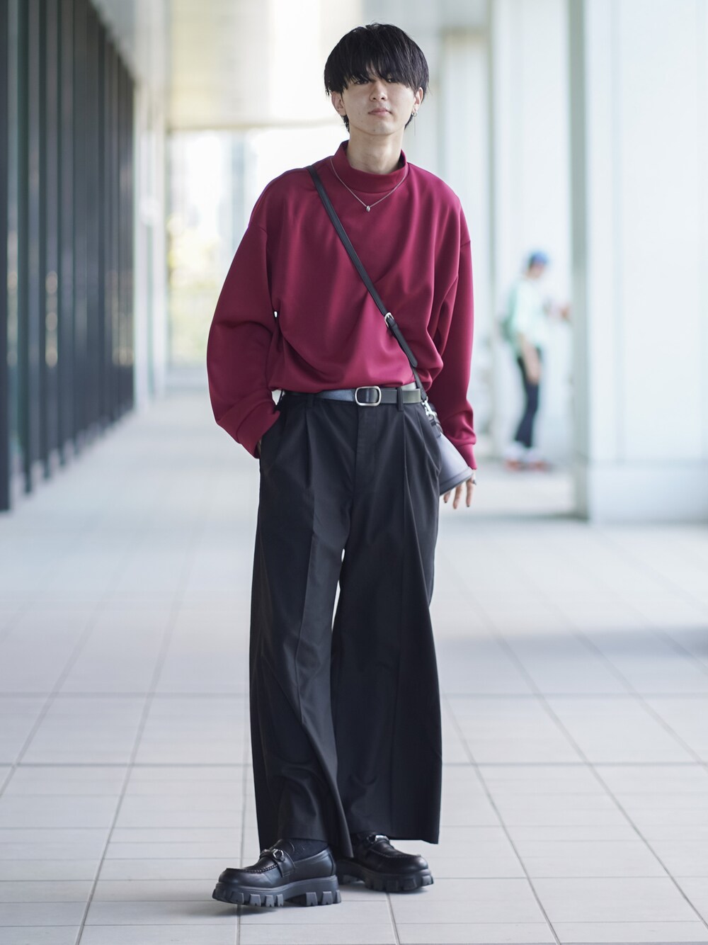 「シンプルコーデ、休日スタイル、休日コーデ、フレアパンツ、ワイドパンツ、ローファー、厚底シューズ、ショルダーバッグ、タックイン、秋服準備はじめました、モックネック、バニティバッグ、きれいめカジュアル、ビッグシルエット、ゆるコーデ」｜「ETELIOのモックネックハイポンチ長袖ドレーププルオーバー（Tシャツ/カットソー、レッド系）」を使った、まささん（メンズ・178cm）の夏コーディネートの1枚目の写真