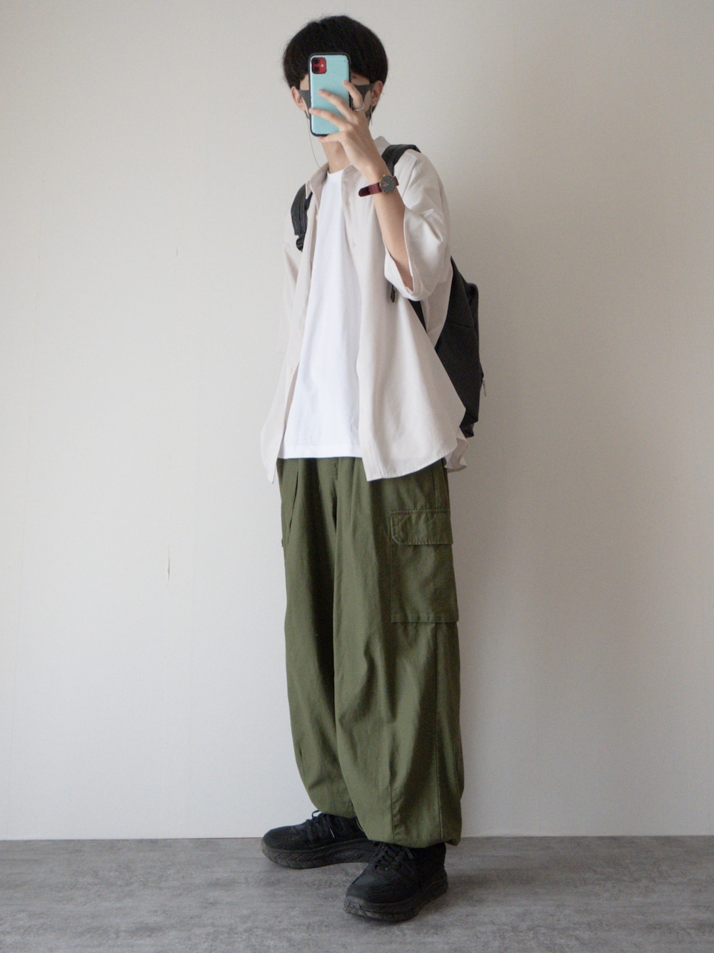「カーゴパンツ、カーキパンツ、ワイドパンツ、厚底シューズ、厚底スニーカー、RAGEBLUE、プチプラ、プチプラコーデ、シャツスタイル、レイヤードスタイル、休日スタイル、休日コーデ、ビッグシルエット、大学生、リュック」｜「RAGEBLUEのラグイージー/クリーンシャツ（シャツ/ブラウス、ホワイト系）」を使った、まささん（メンズ・178cm）の夏コーディネートの1枚目の写真