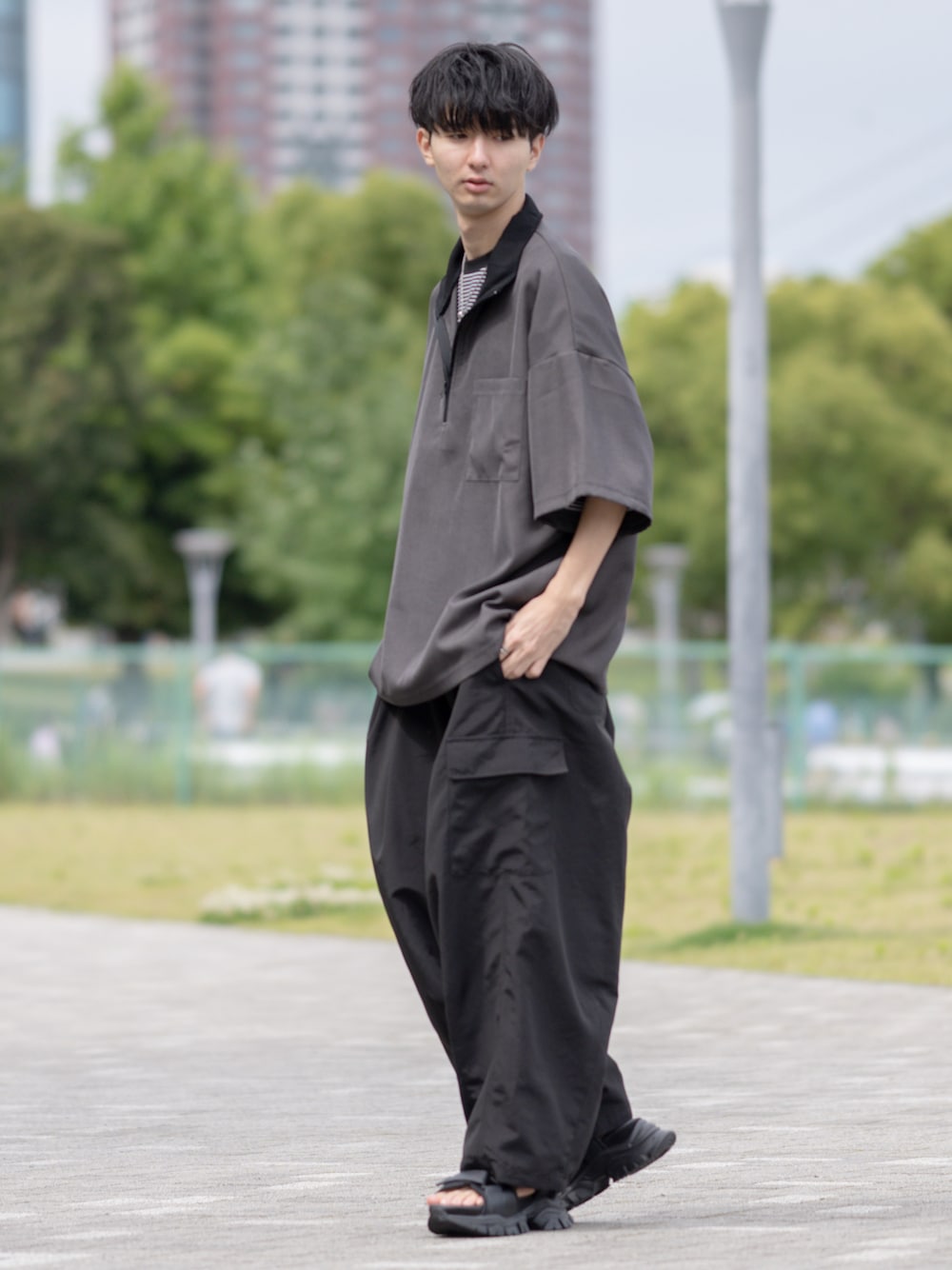 「ハーフジップ、カーゴパンツ、ゆるコーデ、ビッグシルエット、モノトーン、モノトーンコーデ、レイヤードスタイル、サンダル、厚底サンダル、厚底シューズ、ワイドパンツ、ボーダー、ボーダートップス、オーバーサイズ、ブラック」｜「ETELIOのハーフジップポケット付き配色プルオーバー（Tシャツ/カットソー、グレー系）」を使った、まささん（メンズ・178cm）の夏コーディネートの1枚目の写真