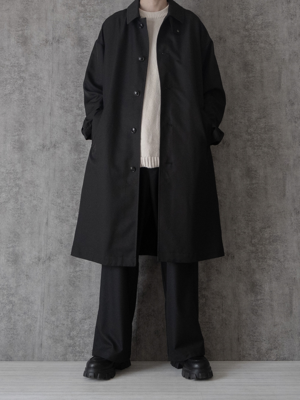 「ファッションを楽しもう、WEARyouthコーデ、ワイドパンツ、モノトーン、モノトーンコーデ、ステンカラーコート、ロングコート、ローファー、厚底シューズ、シンプルコーデ、きれいめカジュアル、RAGEBLUE、秋冬コーデ、ビッグシルエット、大学生」｜「RAGEBLUEの【まさコラボアイテム】2WAYステンカラーコート（ステンカラーコート、ブラック系）」を使った、まささん（メンズ・178cm）の秋コーディネートの1枚目の写真