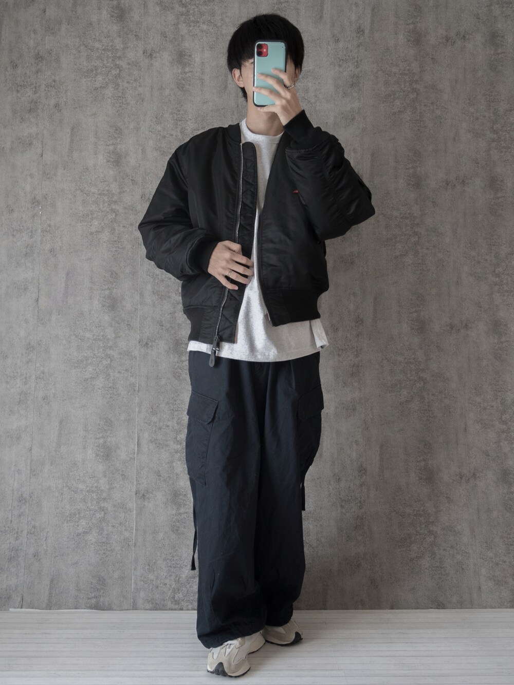「カーゴパンツ、ワイドパンツ、厚底シューズ、ビッグシルエット、MA-1、リバーシブル、ミリタリー、アウトドアスタイル、レイヤードスタイル、オーバーサイズ、大学生、秋コーデ、秋服準備はじめました、ミリタリージャケット、カジュアル」｜「ALPHAのAlpha Industries/アルファインダストリーズ MA-1 CORE SPEC フライトジャケット（U.S.サイズ）リバーシブル（MA-1、ブラック系）」を使った、まささん（メンズ・178cm）の秋コーディネートの1枚目の写真