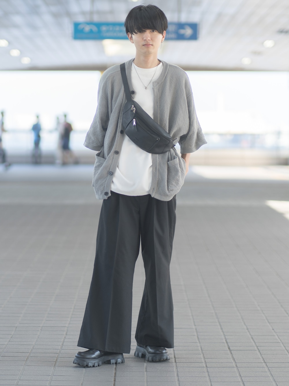 「みんなの白Tフェス、休日スタイル、夏コーデ、休日コーデ、WEARyouthコーデ、フレアパンツ、スラックス、ワイドパンツ、ボディバッグ、モノトーン、モノトーンコーデ、シンプルコーデ、カーディガン、厚底シューズ、ローファー」｜「ETELIOのビッグシルエット鹿の子編み5分袖サマーカーディガン（カーディガン/ボレロ、ブルー系）」を使った、まささん（メンズ・178cm）の夏コーディネートの1枚目の写真