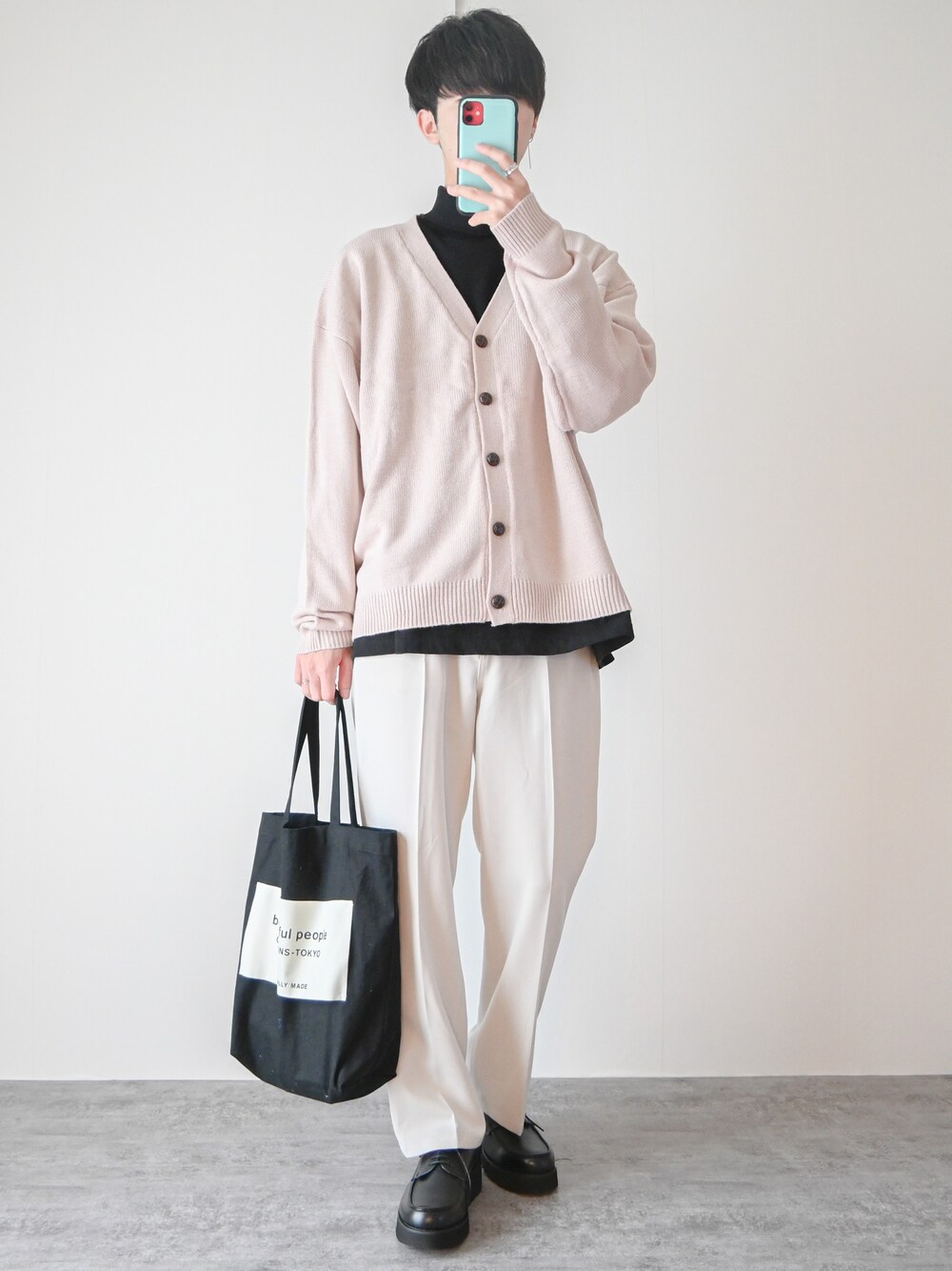 「カーディガン、ピンク、春コーデ、ローファー、レイヤードスタイル、タートルネック、革靴、白パンツ、トートバッグ、桜、大学生、休日スタイル、休日コーデ、シンプル、プチプラ」｜「MONO-MARTのボリュームニットルーズカーディガン オーバーサイズ 2022 Spring（カーディガン/ボレロ、ピンク系）」を使った、まささん（メンズ・178cm）の冬コーディネートの1枚目の写真