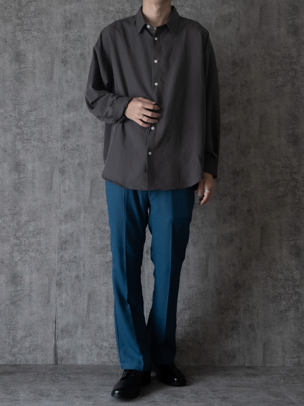 「Adoonplain、フレアパンツ、休日スタイル、休日コーデ、シャツスタイル、RAGEBLUE、プチプラ、プチプラコーデ、clarks、厚底シューズ、革靴、ビッグシルエット、秋服準備はじめました、秋先取りコーデ、長袖シャツ」｜「Adoon plainの【Adoon plain】フレアスラックス（スラックス、ブルー系）」を使った、まささん（メンズ・178cm）の夏コーディネートの1枚目の写真