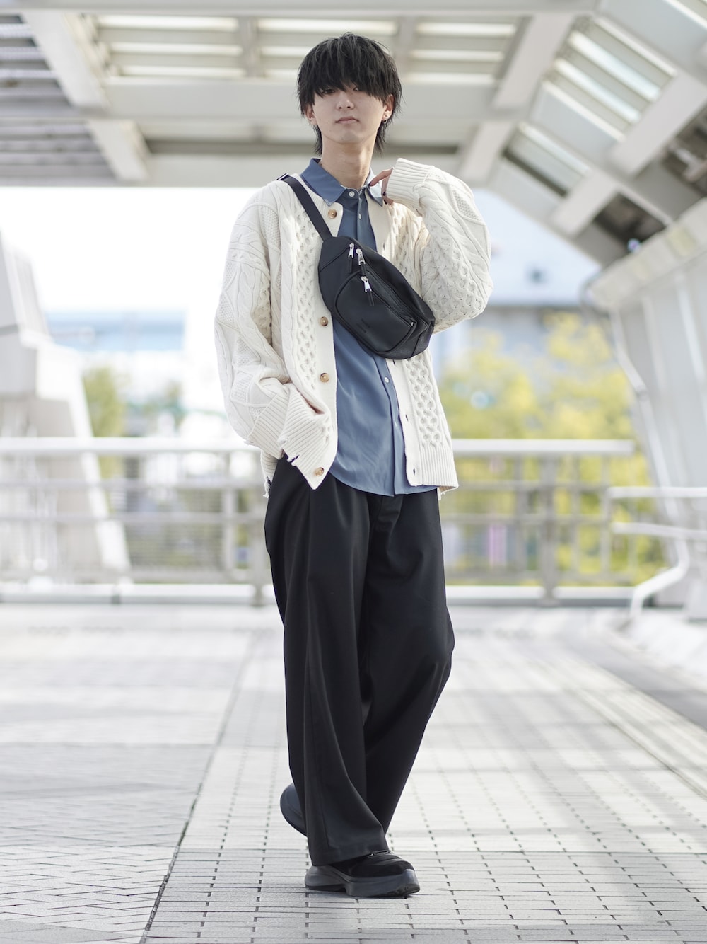 ホワイト系のカーディガン/ボレロ、ブラック系のボディバッグ/ウエストポーチ、ブラック系のスラックスを着用したメンズの秋コーディネートの1枚目の写真