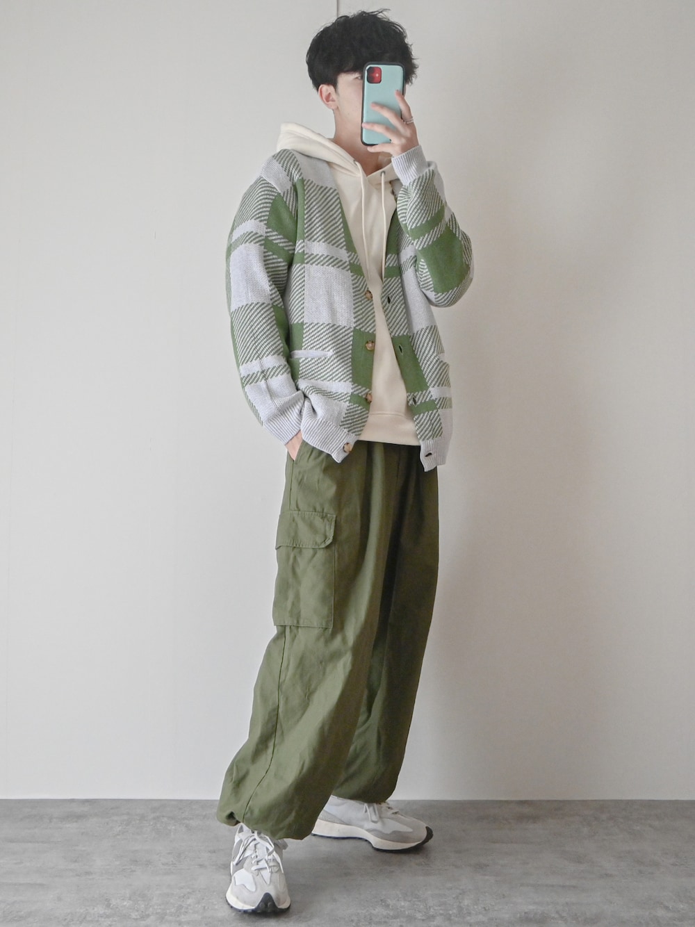 「パーカー、カーディガン、レイヤードスタイル、カーゴパンツ、休日スタイル、ワイドパンツ、厚底シューズ、厚底スニーカー、大学生、カーキ、オーバーサイズ、ビッグシルエット、チェック、スニーカーコーデ、春コーデ」｜「URBAN RESEARCH Sonny Labelのチェックジャガードカーディガン（カーディガン/ボレロ、グリーン系）」を使った、まささん（メンズ・178cm）の春コーディネートの1枚目の写真