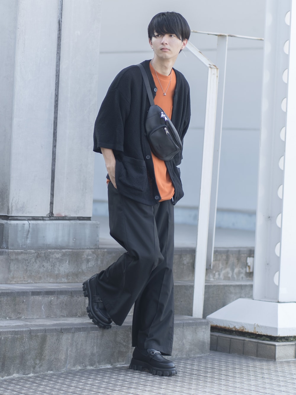 「フレアパンツ、ワイドパンツ、スラックス、シンプルコーデ、オレンジ、夏コーデ、ボディバッグ、カーディガン、大学生、ローファー、厚底シューズ、プチプラ、きれいめカジュアル、レイヤードスタイル、休日スタイル」｜「ETELIOのビッグシルエット鹿の子編み5分袖サマーカーディガン（カーディガン/ボレロ、ブラック系）」を使った、まささん（メンズ・178cm）の夏コーディネートの1枚目の写真