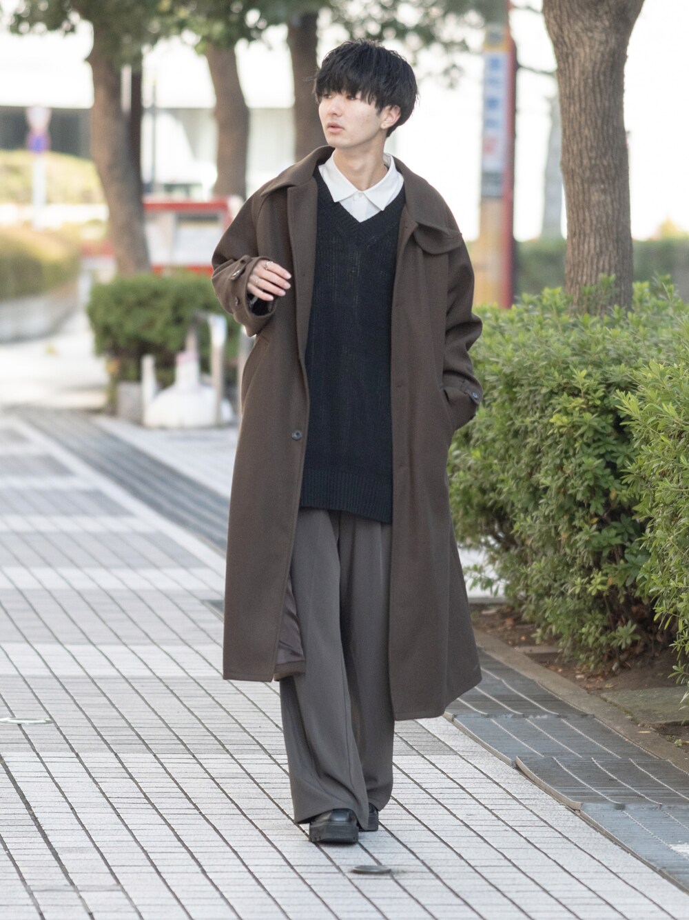 「コート、ロングコート、ワイドパンツ、フレアパンツ、ニットベスト、レイヤードスタイル、ステンカラーコート、厚底シューズ、大学生、ビッグシルエット、オーバーサイズ、休日コーデ、休日スタイル、サイドゴアブーツ、きれいめカジュアル」｜「LILLのミドルゲージVネックビッグシルエットニットベスト（ベスト、ブラック系）」を使った、まささん（メンズ・178cm）の冬コーディネートの1枚目の写真