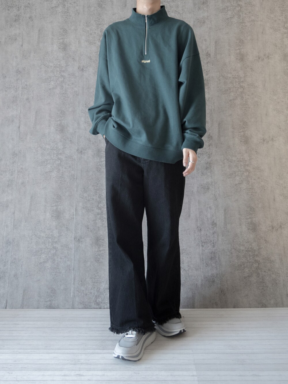 「デニムパンツ、デニム、フリンジ、フリンジデニム、フレアパンツ、ワイドパンツ、ハーフジップ、ハーフジップスウェット、RAGEBLUE、私の推しブランド、厚底シューズ、スニーカー、UGG、大学生、休日スタイル」｜「RAGEBLUEの【SIGNAL SPORTS】裏起毛スウェット/ハーフジップクルー（スウェット、グリーン系）」を使った、まささん（メンズ・178cm）の冬コーディネートの1枚目の写真