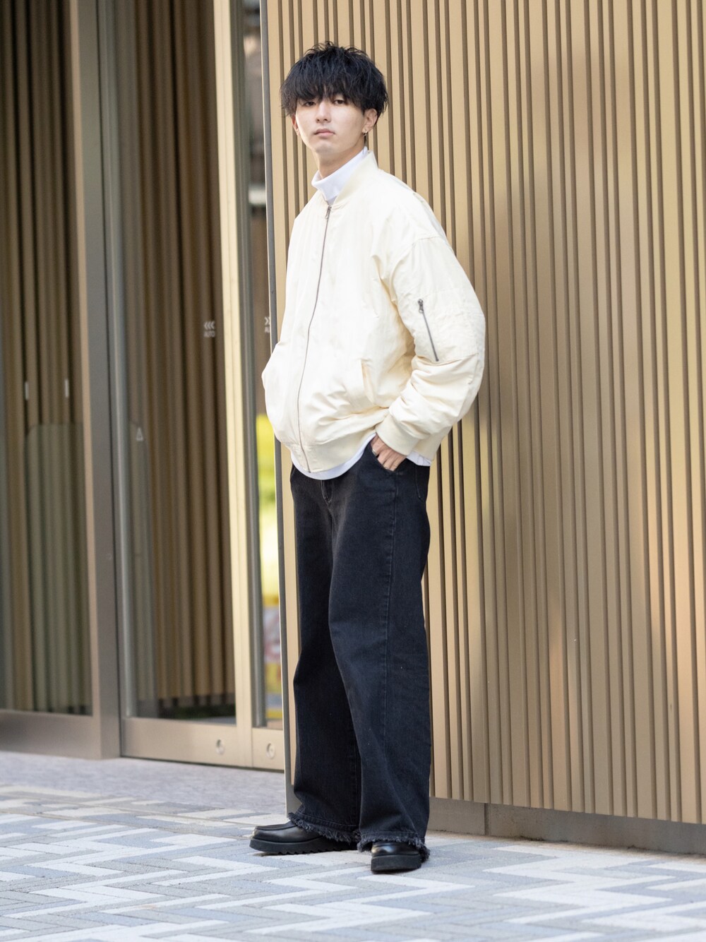 「WEARハロウィン2022、モノトーン、モノトーンコーデ、フリンジ、デニム、デニムパンツ、フレアパンツ、MA-1、レイヤードスタイル、タートルネック、ビッグシルエット、秋コーデ、大学生、休日コーデ、休日スタイル」｜「GLOSTERの【GLOSTER/グロスター】MA-1 FLIGHT JACKET フライトジャケット ミリタリー（ブルゾン、ホワイト系）」を使った、まささん（メンズ・178cm）の秋コーディネートの1枚目の写真