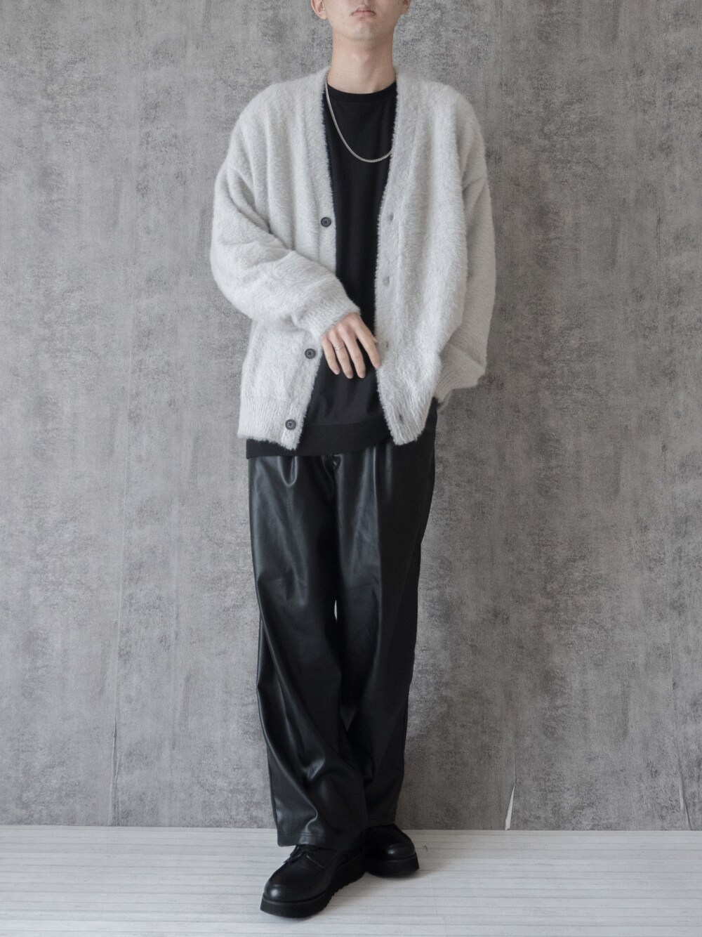 「Junred、レザー、レザーパンツ、カーディガン、シャギーニット、シャギー、モノトーン、モノトーンコーデ、レイヤードスタイル、シンプルコーデ、大学生、ワイドパンツ、ビッグシルエット、休日スタイル、厚底シューズ」｜「JUNREDのシャギーニットルーズカーディガン（カーディガン/ボレロ、グレー系）」を使った、まささん（メンズ・178cm）の冬コーディネートの1枚目の写真