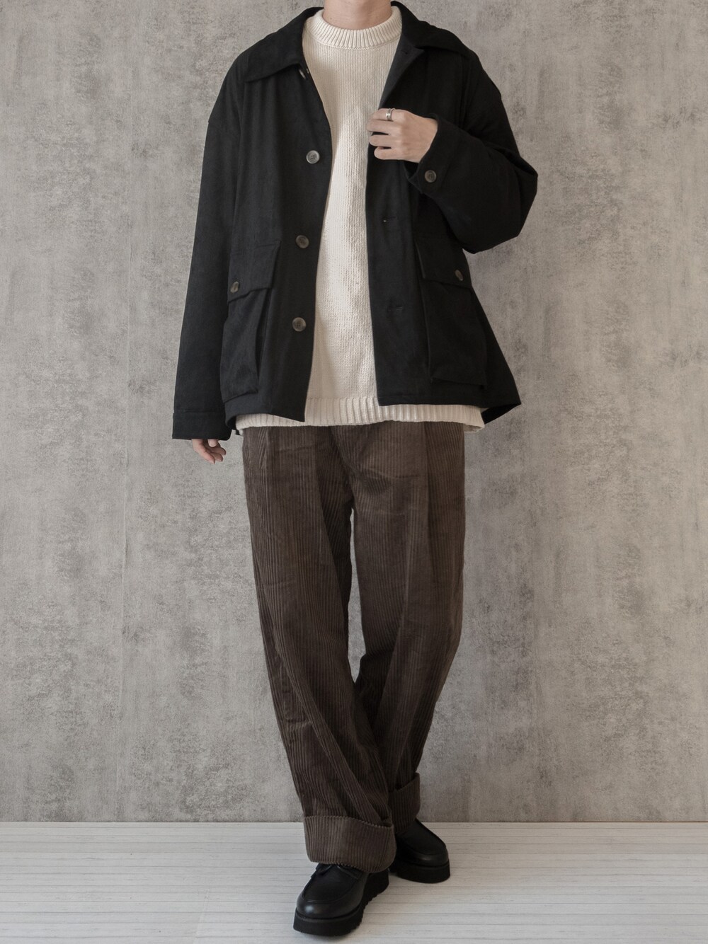 「休日コーデ、休日スタイル、コーデュロイ、コーデュロイパンツ、ロールアップ、秋服準備はじめました、秋コーデ、ニット、レイヤードスタイル、大学生、ブラウン、ローファー、厚底シューズ、anown、秋冬コーデ」｜「WONDER WONDERの太畝コーデュロイ タックワイドパンツ（その他パンツ、ブラウン系）」を使った、まささん（メンズ・178cm）の秋コーディネートの1枚目の写真