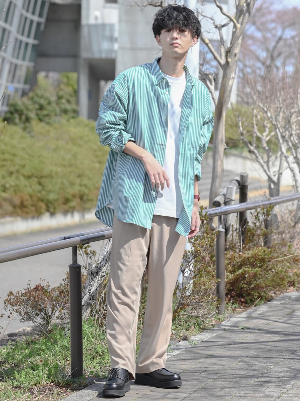 「ストライプ、ストライプシャツ、レイヤードスタイル、シャツスタイル、ベージュ、グリーン、WEGO、プチプラ、プチプラコーデ、ローファー、厚底シューズ、休日スタイル、お花見、大学生、ビッグシルエット」｜「WEGOのWEGO/ビッグボタンダウンシャツ（シャツ/ブラウス、グリーン系）」を使った、まささん（メンズ・178cm）の春コーディネートの1枚目の写真
