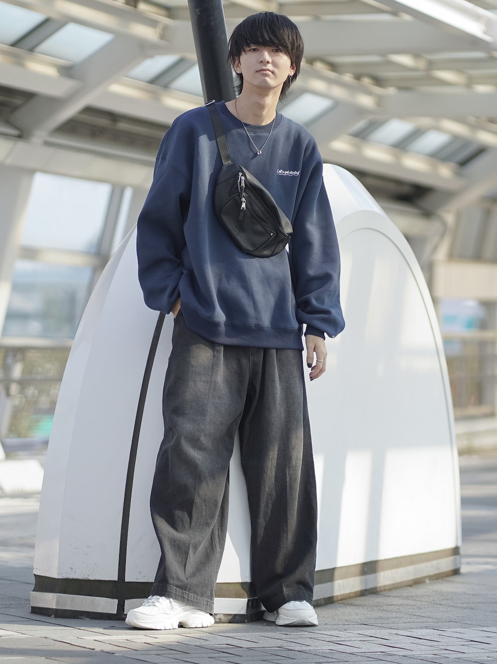 ブルー系のスウェット、ブラック系のボディバッグ/ウエストポーチ、ブラック系のデニムパンツを着用したメンズの秋コーディネートの1枚目の写真