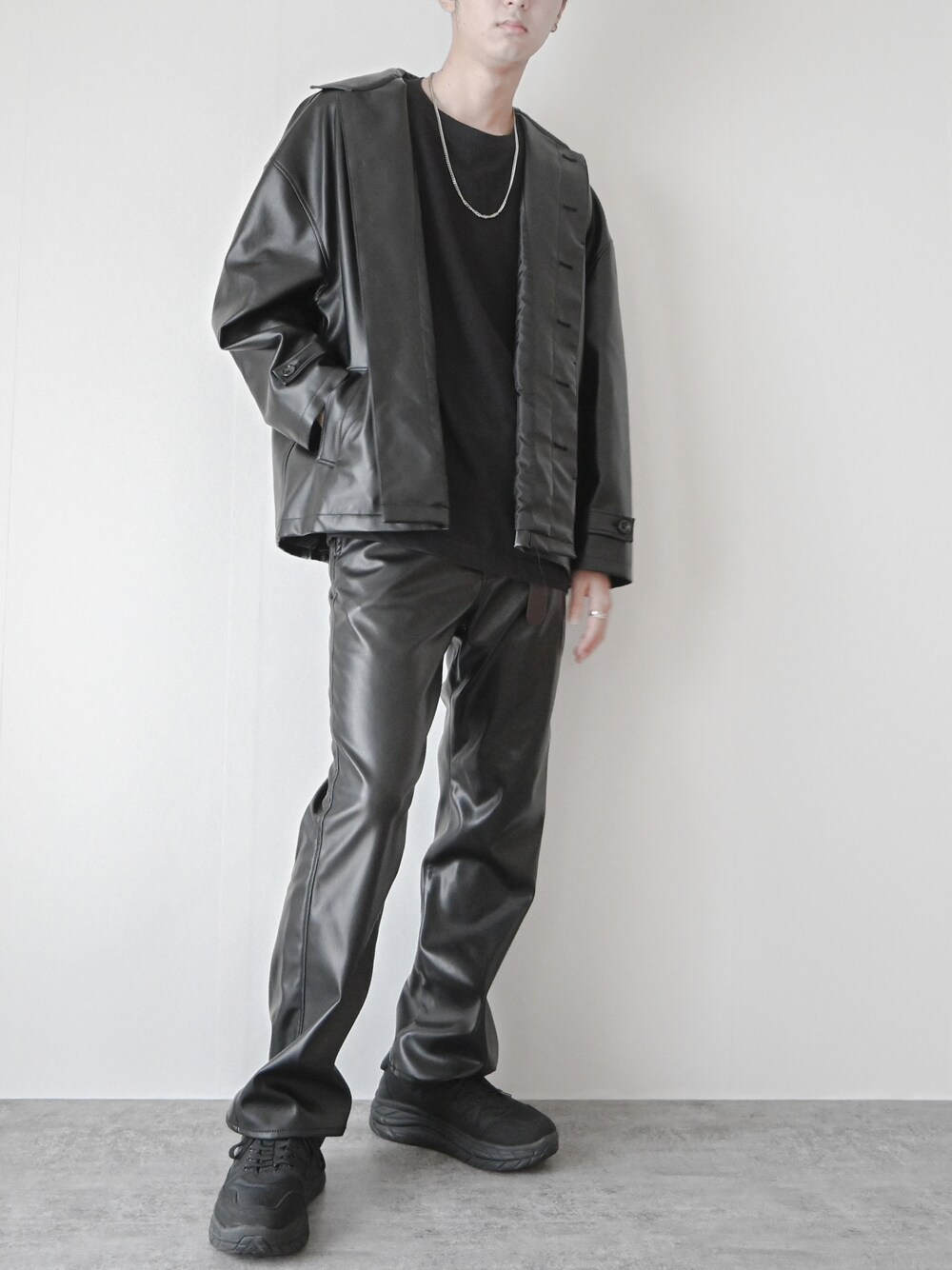 「だから秋服が好き、レザージャケット、レザーパンツ、レザー、セットアップ、厚底シューズ、厚底スニーカー、黒、オールブラック、大学生、レイヤードスタイル、ライダース、秋トレンド2021、wearhalloween2021、モノトーン」｜「HAREのシンセティックレザーストレートパンツ(HARE)（その他パンツ、ブラック系）」を使った、まささん（メンズ・178cm）の秋コーディネートの1枚目の写真