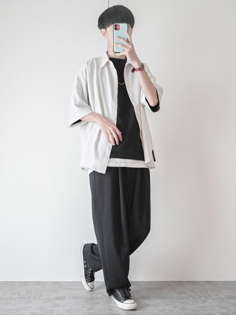 「モノトーン、モノトーンコーデ、UNIQLO、RAGEBLUE、ゆるコーデ、スニーカーコーデ、converse、ワイドパンツ、レイヤードスタイル、シャツスタイル、ビッグシルエット、オーバーサイズ、大学生、プチプラ、プチプラコーデ」｜「RAGEBLUEのラグイージー/クリーンシャツ（シャツ/ブラウス、ホワイト系）」を使った、まささん（メンズ・178cm）の春コーディネートの1枚目の写真