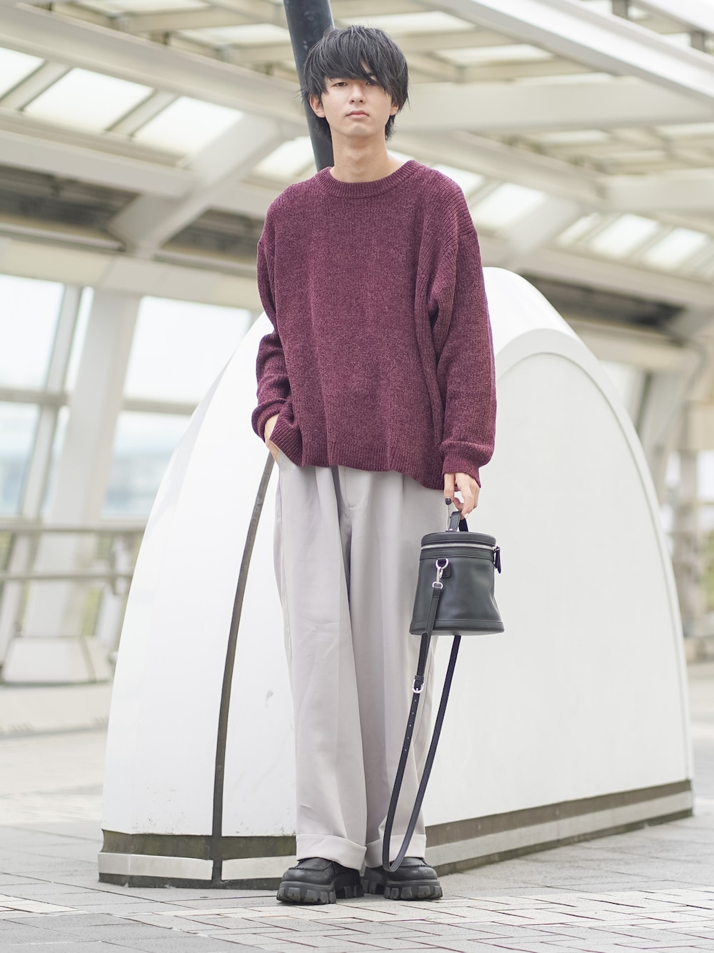 「秋服まるっと大公開、スラックス、ワイドパンツ、ロールアップ、ローファー、厚底シューズ、ショルダーバッグ、ミニバッグ、モールニット、ニット、シンプルコーデ、ETELIO、プチプラ、プチプラコーデ、ビッグシルエット」｜「ETELIOのルーズシルエットモールヤーンクルーネックニット（ニット/セーター、レッド系）」を使った、まささん（メンズ・178cm）の秋コーディネートの1枚目の写真