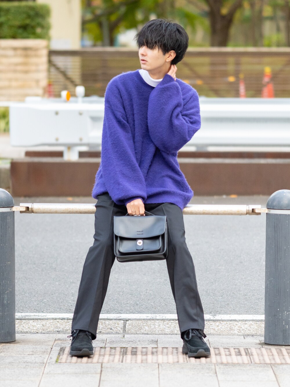 「レイヤードスタイル、ビッグシルエット、ニット、ゆるコーデ、フレアパンツ、スラックス、ミニバッグ、厚底シューズ、clarks、オーバーサイズ、シンプルコーデ、パープル、タートルネック、大学生、プチプラ」｜「ADAMASTEのソフトタッチオーバーサイズクルーネックニット（ニット/セーター、パープル系）」を使った、まささん（メンズ・178cm）の秋コーディネートの1枚目の写真