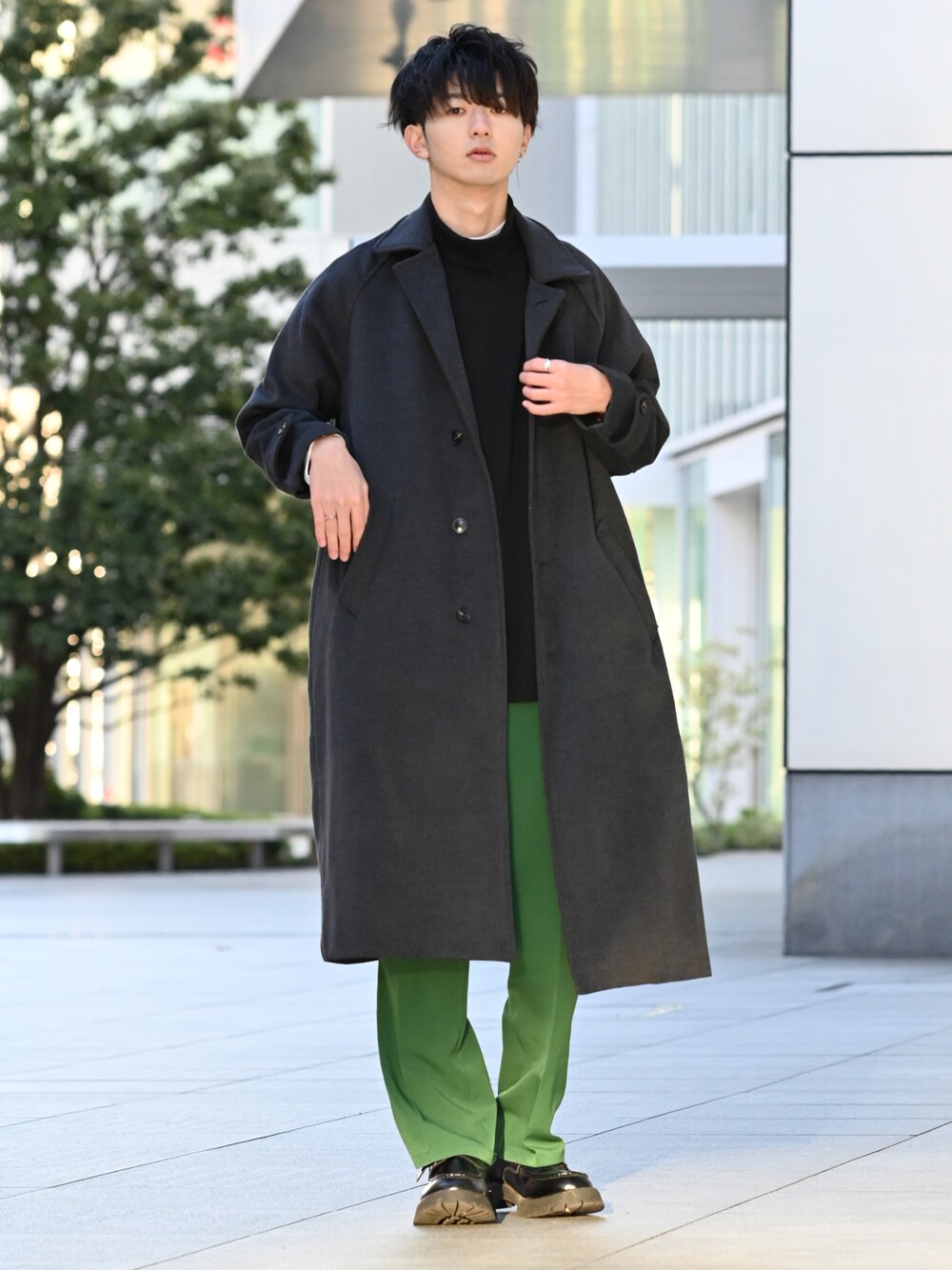 「クリスマスに着たい服、カラーパンツ、フレアパンツ、ローファー、革靴、厚底シューズ、ロングコート、大学生、初詣コーデ、グリーン、休日スタイル、休日コーデ、WEGO、タートルネック、ステンカラーコート」｜「nowmの【nowm】MELTON BAL COLLAR LONG COAT / バルカラーコート（ステンカラーコート、グレー系）」を使った、まささん（メンズ・178cm）の冬コーディネートの1枚目の写真