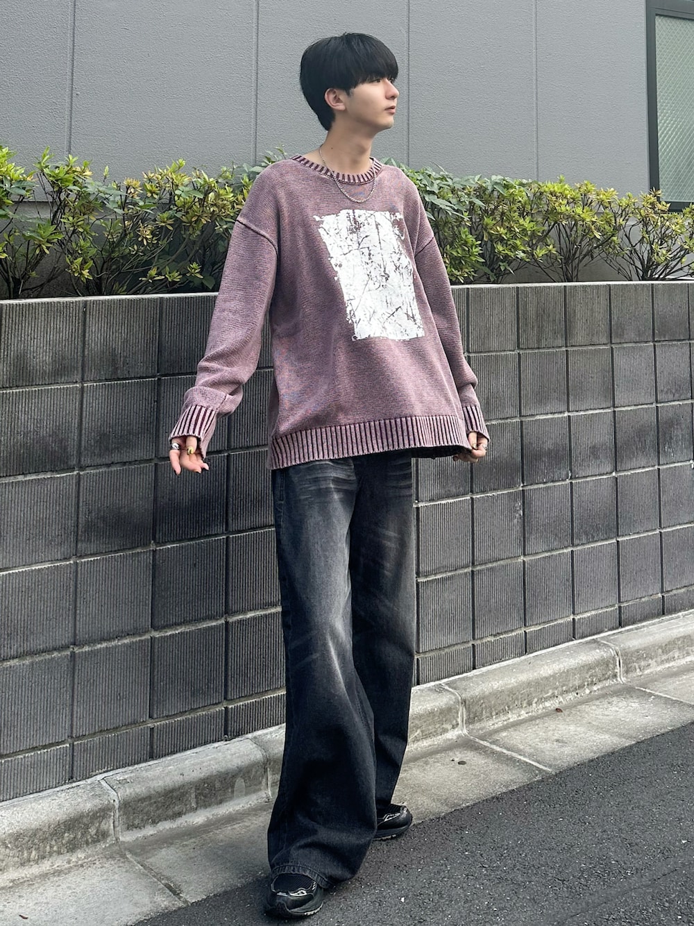 「秋服準備はじめました、ニット、ビッグシルエット、デニムパンツ、デニム、シンプルコーデ」｜「ETELIOの【25AW】ピグメント加工/箔プリント天竺編みクルーネックニット（ニット/セーター、レッド系）」を使った、まささん（メンズ・178cm）の秋コーディネートの1枚目の写真