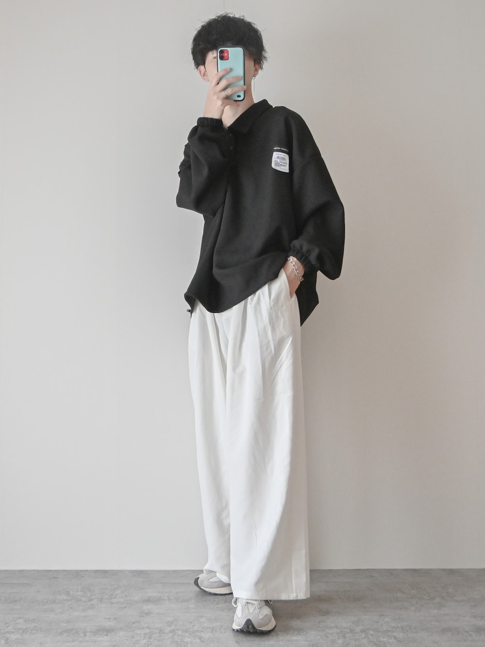 「休日スタイル、モノトーン、モノトーンコーデ、ワイドパンツ、厚底シューズ、厚底スニーカー、白パンツ、大学生、Adoonplain、New Balance、ラフ、ゆるコーデ、休日コーデ、カラーパンツ、シャツスタイル」｜「MGVのワンポイントタグスウェットセットアップ（セットアップ、ブラック系）」を使った、まささん（メンズ・178cm）の春コーディネートの1枚目の写真