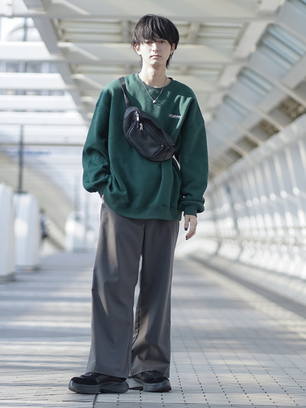 「スウェット、ワイドパンツ、厚底シューズ、スニーカー、ファッションを楽しもう、WEARyouthコーデ、シンプルコーデ、ゆるコーデ、ビッグシルエット、大学生、ワンポイント、ボディバッグ、お出かけコーデ、きれいめカジュアル、秋コーデ」｜「RAGEBLUEの【まさコラボアイテム】裏起毛/ワンポイント刺繍スウェット（スウェット、グリーン系）」を使った、まささん（メンズ・178cm）の秋コーディネートの1枚目の写真