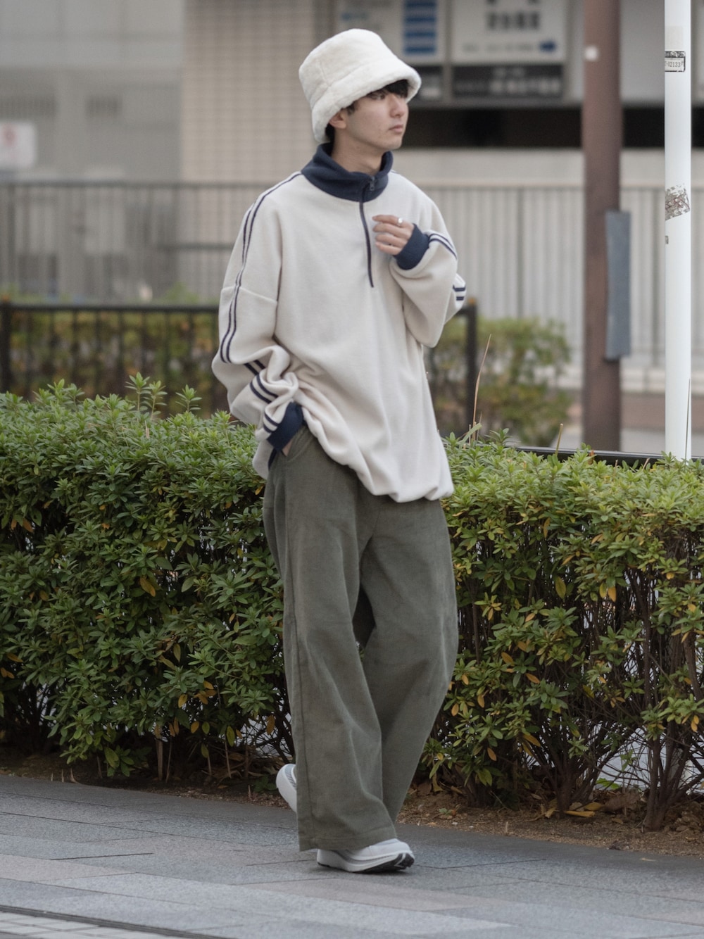 「バケットハット、ボアハット、コーデュロイ、コーデュロイパンツ、ワイドパンツ、カーキ、フリース、ハーフジップ、スニーカー、UGG、休日スタイル、大学生、ゆるコーデ、冬コーデ、休日コーデ」｜「MSGのオーバーサイズハーフジップフリースプルオーバー 配色 サークルロゴ サイドライン トラックジャケット（スウェット、ホワイト系）」を使った、まささん（メンズ・178cm）の冬コーディネートの1枚目の写真