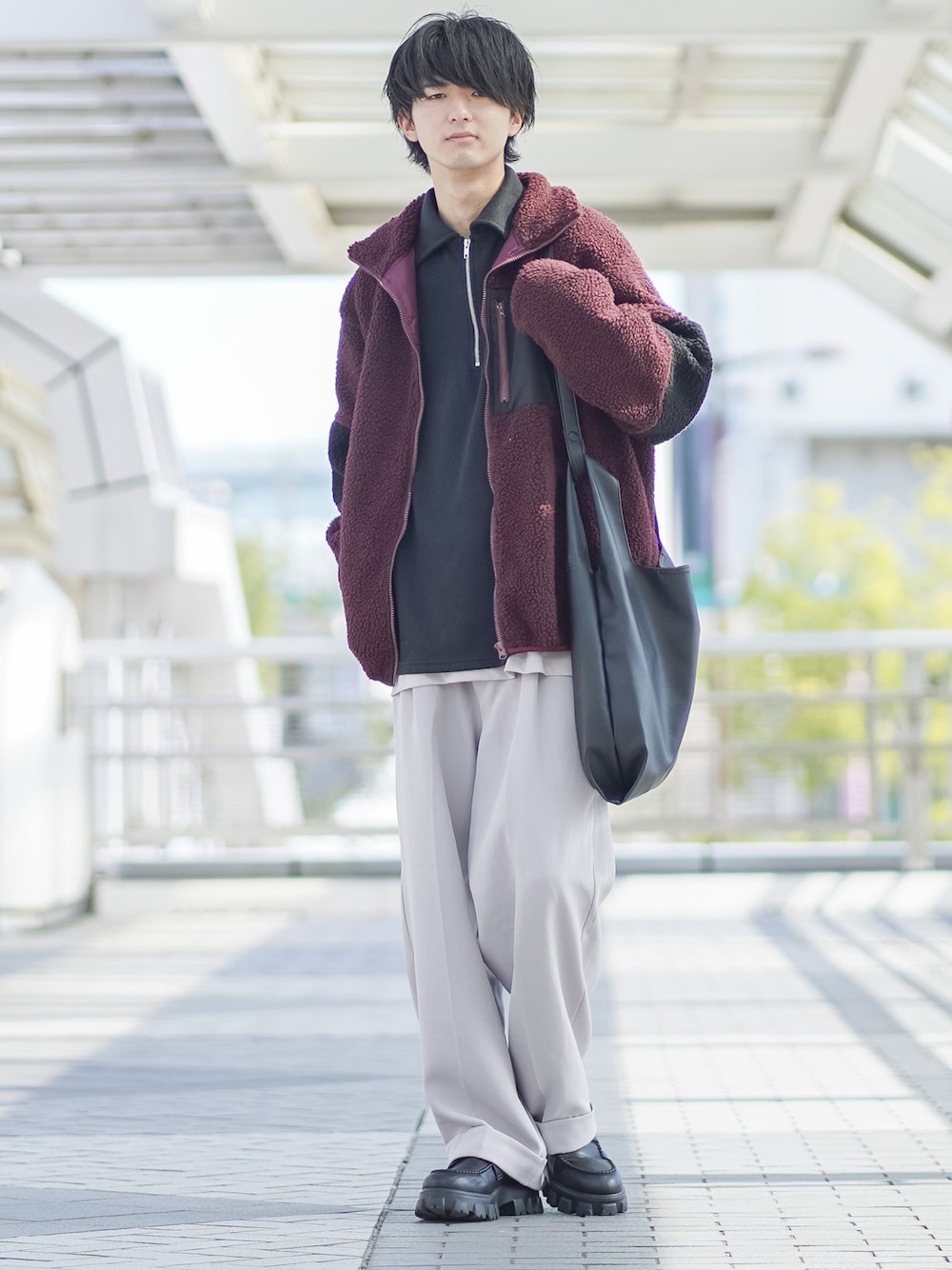 「新星WEARISTAにエントリー、WEARyouthコーデ、スラックス、レイヤードスタイル、ハーフジップ、ボア、ボアジャケット、ショルダーバッグ、トートバッグ、ローファー、休日スタイル、厚底シューズ、ビッグシルエット、きれいめカジュアル、クリスマスに着たい服」｜「ETELIOの12ゲージミラノリブハーフジップニット（ニット/セーター、ブラック系）」を使った、まささん（メンズ・178cm）の冬コーディネートの1枚目の写真