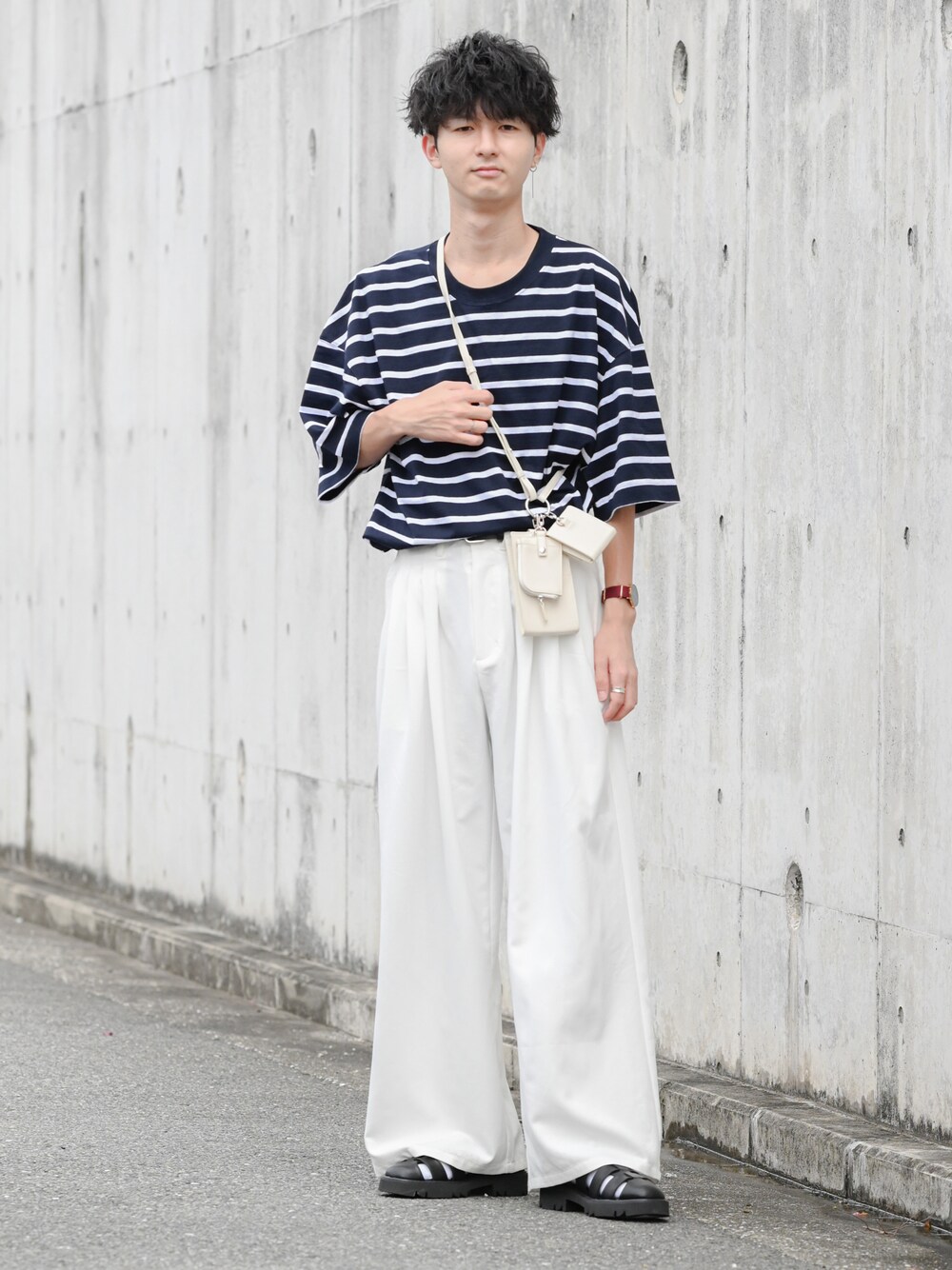 「ミニバッグ、ボーダー、ワイドパンツ、白パンツ、グルカサンダル、グルカシューズ、タックイン、プチプラ、プチプラコーデ、RAGEBLUE、ビッグシルエット、ゆるコーデ、休日スタイル、大学生、ごきげんウィーク」｜「RAGEBLUEのグルカシューズ/930837（ドレスシューズ、ブラック系）」を使った、まささん（メンズ・178cm）の春コーディネートの1枚目の写真
