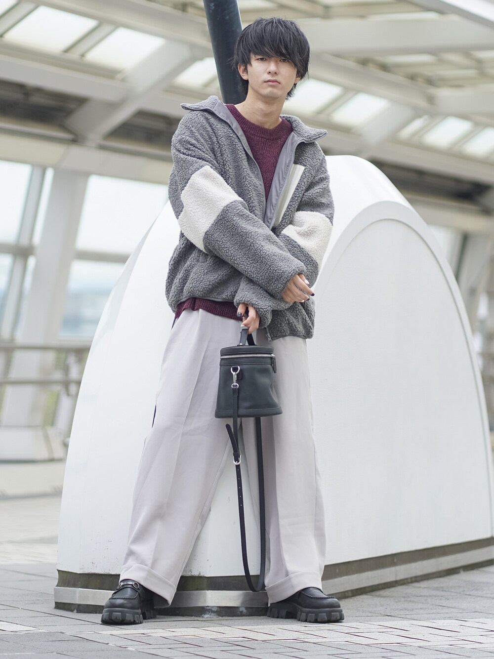 「ファッションを楽しもう、WEARyouthコーデ、ボア、ボアジャケット、レイヤードスタイル、ビッグシルエット、冬コーデ、スラックス、ショルダーバッグ、ワイドパンツ、ローファー、厚底シューズ、大学生、マイベストコーデ2023、クリスマスに着たい服」｜「ETELIOのルーズシルエットモールヤーンクルーネックニット（ニット/セーター、レッド系）」を使った、まささん（メンズ・178cm）の秋コーディネートの1枚目の写真