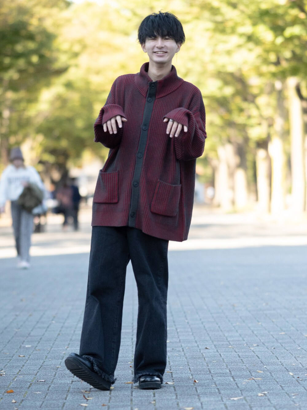 「WEARハロウィン2022、カーディガン、ニット、レッド、デニム、デニムパンツ、フリンジ、フレアパンツ、大学生、ハイネック、ハイネックニット、ワイドパンツ、秋コーデ、プチプラ、シンプルコーデ」｜「ENDER PRODUCTSのビックシルエット リブ編みストライプ配色ハイネックニットカーディガン 2022 AW【ENDER PRODUCTS/エンダープロダクツ】（カーディガン/ボレロ、レッド系）」を使った、まささん（メンズ・178cm）の秋コーディネートの1枚目の写真