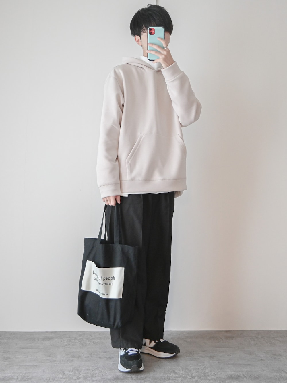 「ビックシルエット、オーバーサイズ、ワイドパンツ、パーカー、レイヤードスタイル、タートルネック、GU、トートバッグ、大学生、スニーカーコーデ、休日スタイル、休日コーデ、モノトーン、シンプルコーデ、プチプラ」｜「GUのアイテム（Tシャツ/カットソー、ホワイト系）」を使った、まささん（メンズ・178cm）の冬コーディネートの1枚目の写真