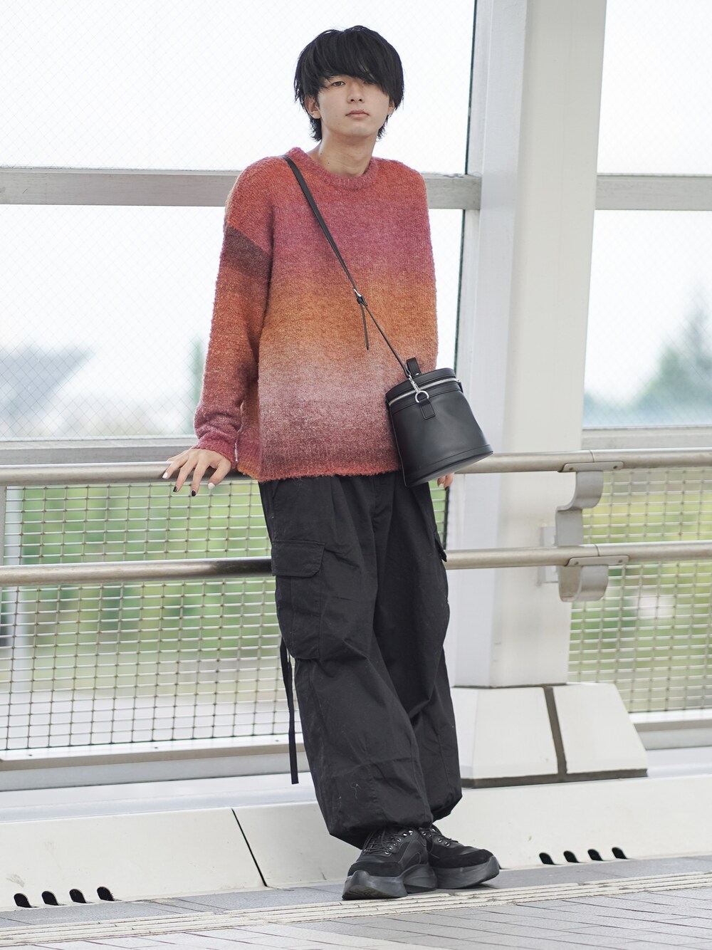 「秋服準備はじめました、ビッグシルエット、グラデーション、グラデーションニット、カーゴパンツ、ワイドパンツ、厚底シューズ、厚底スニーカー、ショルダーバッグ、オーバーサイズ、プチプラ、プチプラコーデ、大学生、ゆるコーデ、ニット」｜「RAGEBLUEの【まさコラボアイテム】フェイクレザー/2WAYバニティバッグ（ショルダーバッグ、ブラック系）」を使った、まささん（メンズ・178cm）の秋コーディネートの1枚目の写真