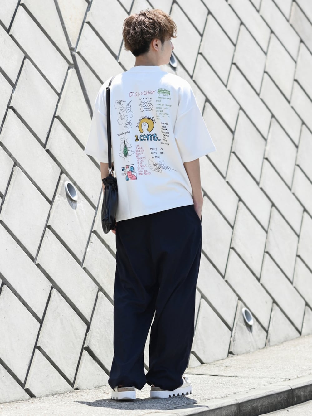 「バックプリント、サンダル、カジュアルコーデ、大学生、スラックス、プチプラ、ワイドパンツ、白Tシャツ、ワンマイルウェア、ラフ」｜「Mark GonzalesのMark Gonzales　【別注】Tシャツ(5分袖)（Tシャツ/カットソー、ホワイト系）」を使った、まささん（メンズ・178cm）の夏コーディネートの1枚目の写真