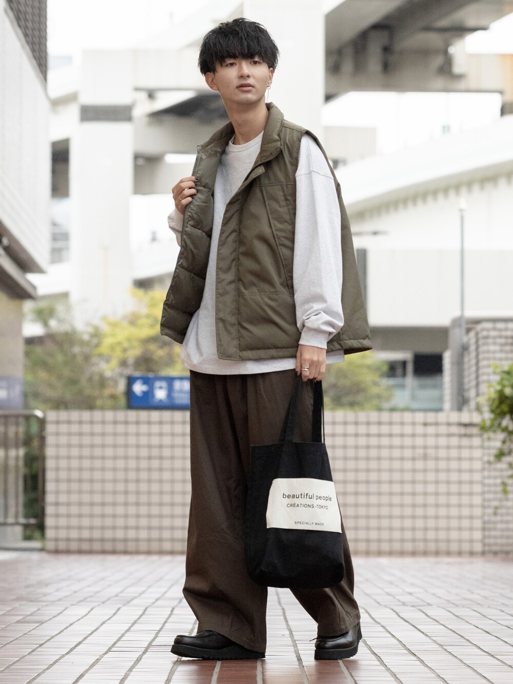 「秋コーデ、アースカラー、チノパン、チノパンツ、ワイドパンツ、ブラウン、カーキ、厚底シューズ、ローファー、モンスターベスト、ベスト、レイヤードスタイル、スウェット、大学生、ビッグシルエット」｜「TAIONの【TAION/タイオン】GLOSTER別注 モンスターベスト MILITALY vest（ダウンベスト、グリーン系）」を使った、まささん（メンズ・178cm）の秋コーディネートの1枚目の写真