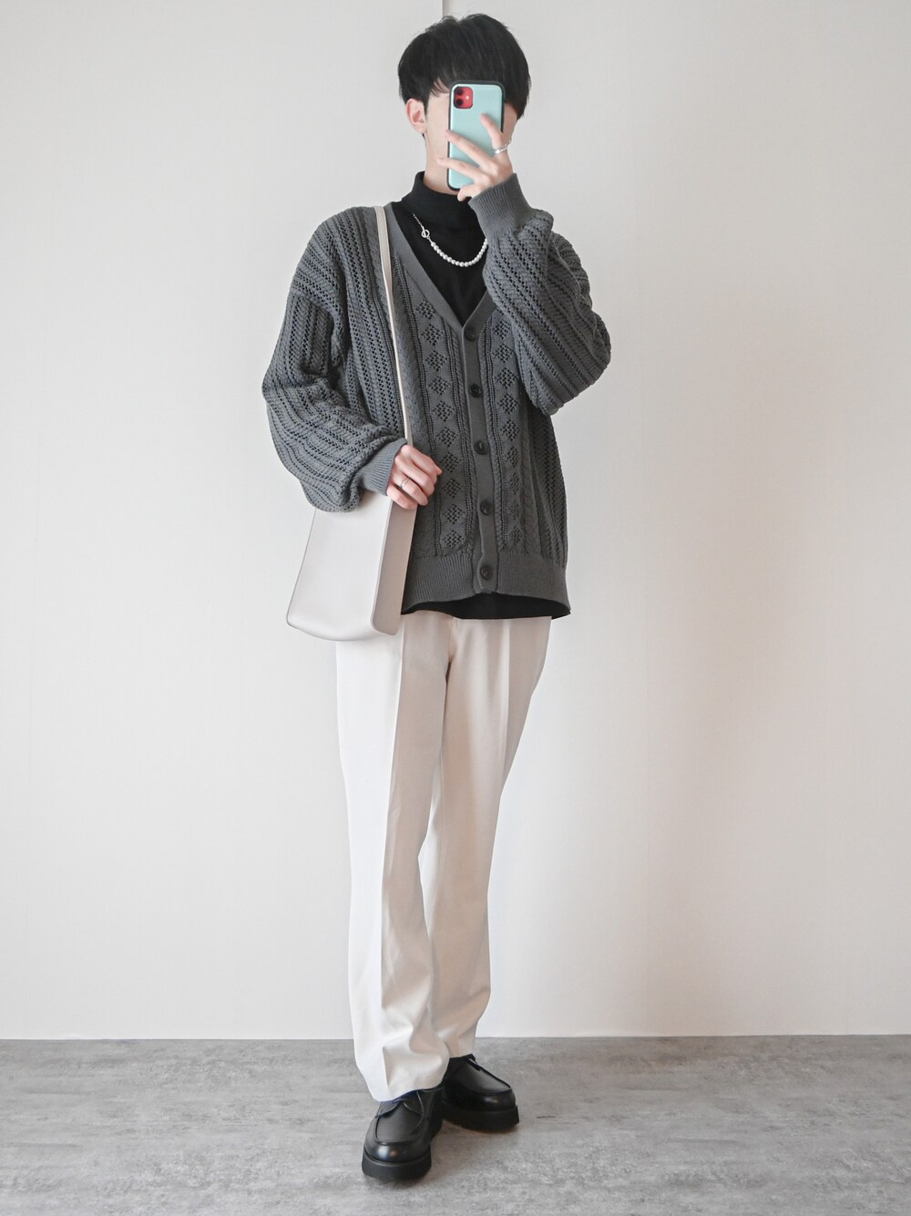「白パンツ、ローファー、革靴、フレアパンツ、スラックス、ショルダーバッグ、スクエアバッグ、大学生、タートルネック、レイヤードスタイル、カーディガン、メッシュ、ミニバッグ、休日スタイル、モノトーン」｜「EMMA CLOTHESのメッシュ編みケーブルアーガイルラインボリュームニット ルーズカーディガン EMMA CLOTHES 2022 SPRING（カーディガン/ボレロ、グレー系）」を使った、まささん（メンズ・178cm）の冬コーディネートの1枚目の写真