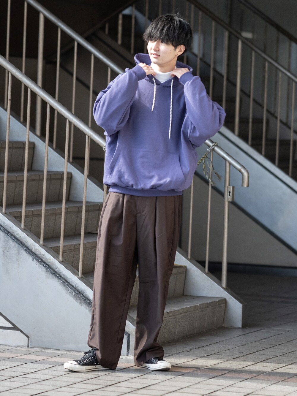 「タートルネック、レイヤードスタイル、パーカー、ビッグシルエット、ゆるコーデ、ワイドパンツ、converse、パープル、紫、大学生、プチプラ、プチプラコーデ、オーバーサイズ、春コーデ、シンプルコーデ」｜「ADAMASTEの2タックテーパードワイドスラックス（スラックス、ブラウン系）」を使った、まささん（メンズ・178cm）の冬コーディネートの1枚目の写真