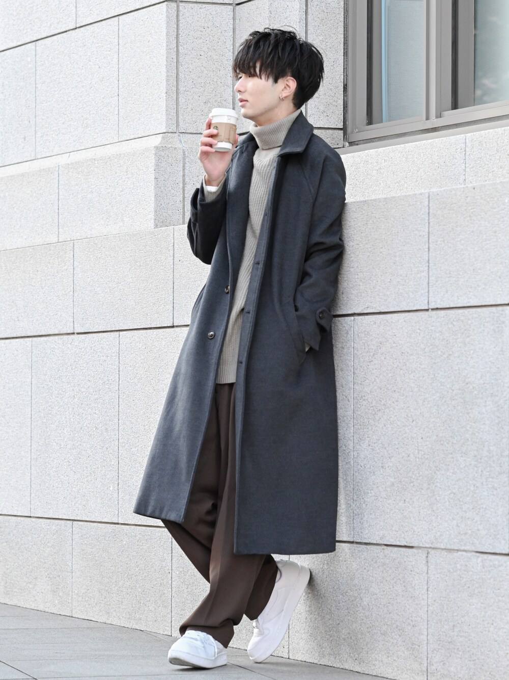「バルカラーコート、タートルネック、ワイドパンツ、ブラウン、チョコ色に染まれ、白スニーカー、スラックス、スニーカーコーデ、きれいめカジュアル、大学生、休日スタイル、休日コーデ、プチプラ、ベージュ、大人カジュアル」｜「nowmの【nowm】MELTON BAL COLLAR LONG COAT / バルカラーコート（ステンカラーコート、グレー系）」を使った、まささん（メンズ・178cm）の冬コーディネートの1枚目の写真
