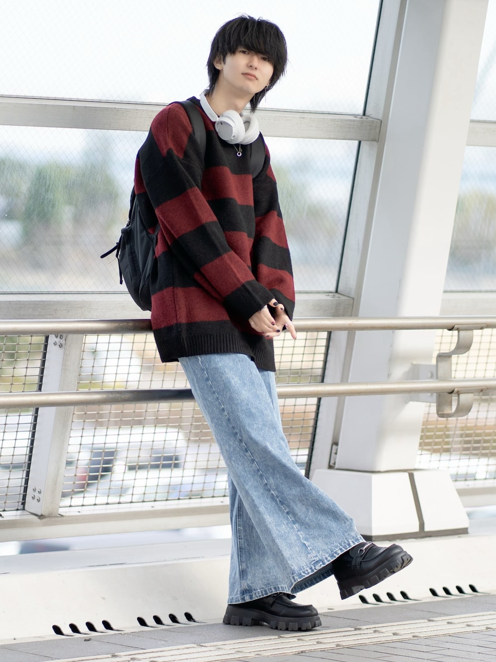 「ボーダー、ボーダーニット、フレアパンツ、デニム、デニムパンツスタイル、お出かけコーデ、ローファー、ビッグシルエット、リュック、冬コーデ、シンプルコーデ、きれいめカジュアル、オーバーサイズ、ゆるコーデ、ニット」｜「ADRERのADRER 極上ふわもちニット（ニット/セーター、レッド系）」を使った、まささん（メンズ・178cm）の冬コーディネートの1枚目の写真