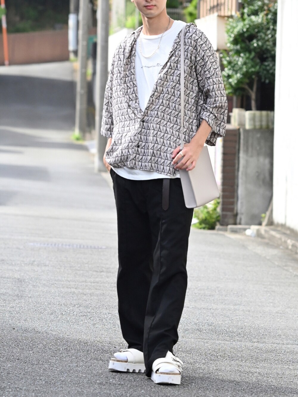 「夏コーデ、ロゴT、シャツスタイル、レイヤードスタイル、柄シャツ、フレアパンツ、厚底サンダル、サンダル、大学生、ミニバッグ」｜「RAGEBLUEのウールタッチフレアパンツ/896237（スラックス、ブラック系）」を使った、まささん（メンズ・178cm）の夏コーディネートの1枚目の写真